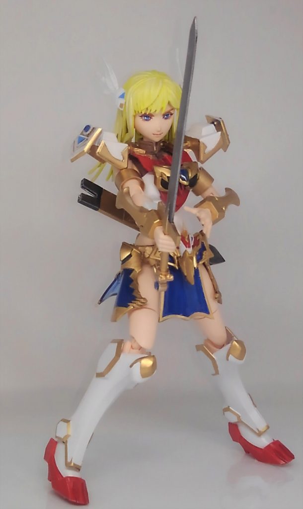 最初はギギではなくレナス・バルキュリアを作ろうかなと思って始めたんですが、途中からギギになりまして、SD孫尚香の風味が加わった結果、なんかセーラームーン風になってしまいました。迷走の結果がこちらです。塗る前はカレー色の金っぽい成形色が目立っていたんですが、その時の方がイケてた気がします。キンキラ金の方が良いかも。