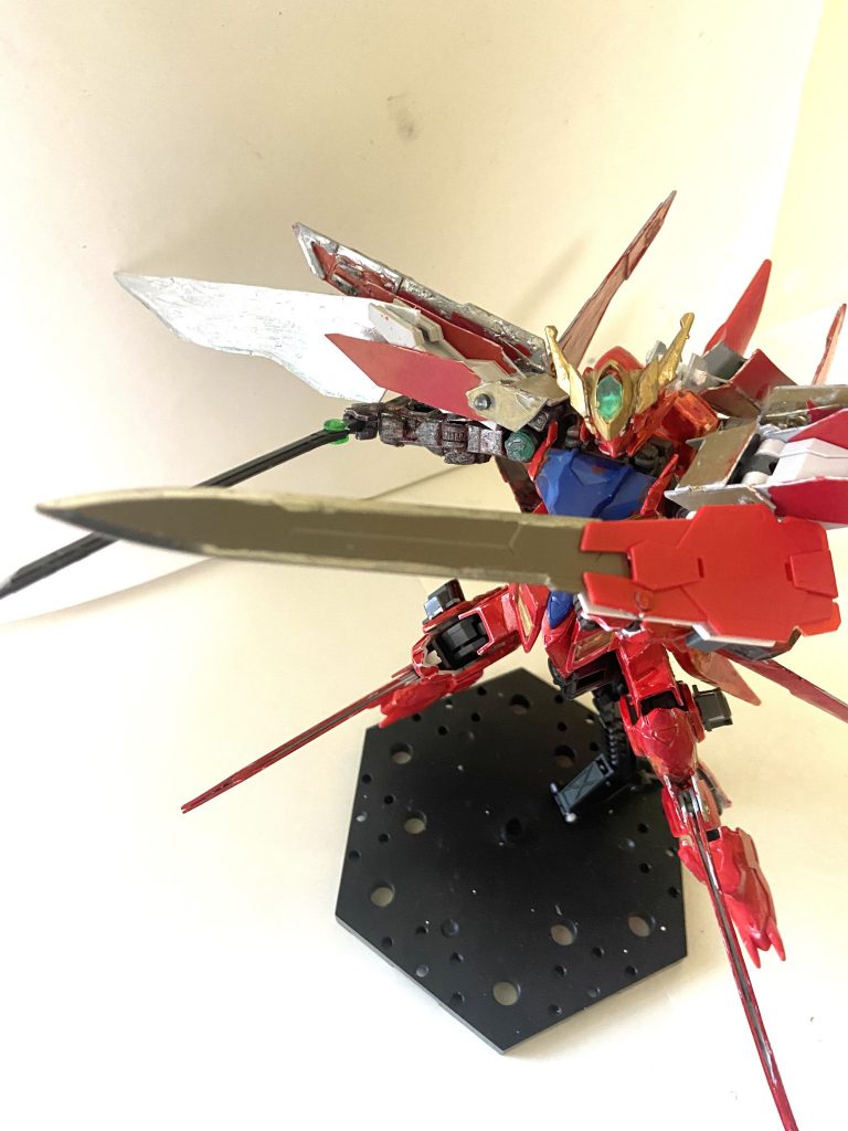 GNソード左腕に新たに装備された武装エクシアやアストレアのGNソード同様粒子を乗せて切れ味を強化できるほかバリア貫通能力も再現されている、アストレアの余剰パーツとビルドストライクのパーツを組み合わせて作成しています。