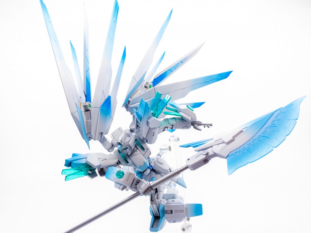 メイン武装はビームジャベリン。リヴランスヘヴンの色変えですが、好みでビーム刃は短い方を使っています。