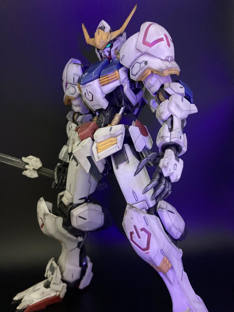 蛍光塗料で目を光らせますと、イケメン度がアップしますね。