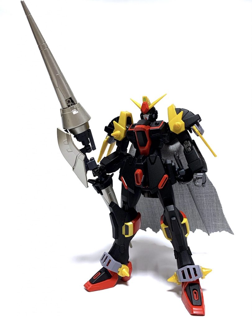 ［全体］黒いマント、白銀の槍と、ジャスティスナイト以上に騎士を彷彿とさせるシルエットに仕上がっている。また本来の黒騎士は自身の紋章を持たないことから、頭部のVマークを消している。