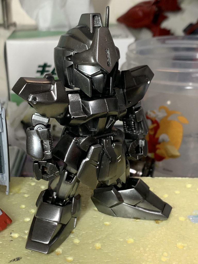 ガイアノーツのEXブラックを下地にしてプレミアムメッキシルバーを吹いて見たんですが、吹き方が悪かったのか、思った様なメッキ感が出なかったため、一度、全部塗装を落としてプレミアムミラークロームに変更しました。