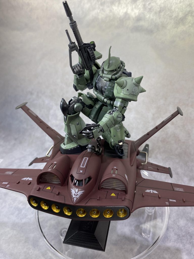 RGザクを乗っけてみました。ドダイには落下防止用のワイヤーも装備してます。