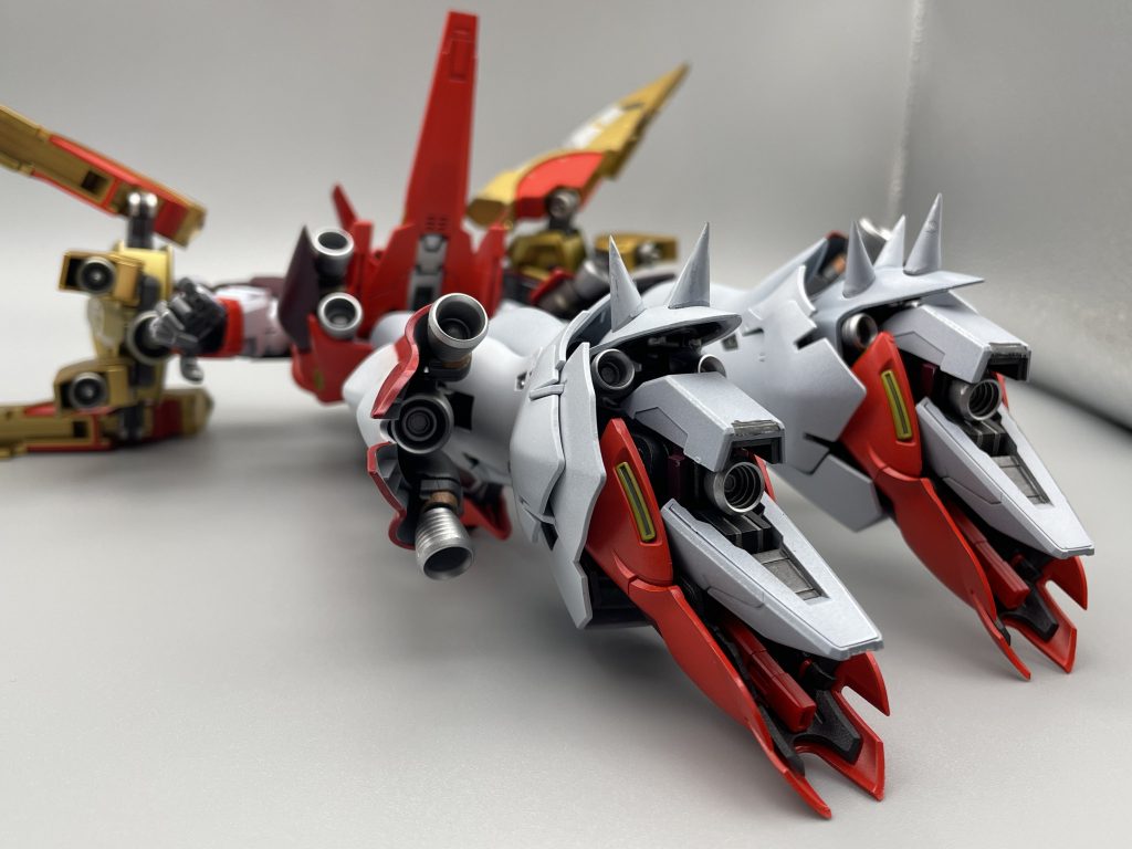 後方から飛行というより大量の推進器で無理矢理かっ飛ばす感じになるのでしょうか…長距離巡航形態ではなく辻斬り形態。