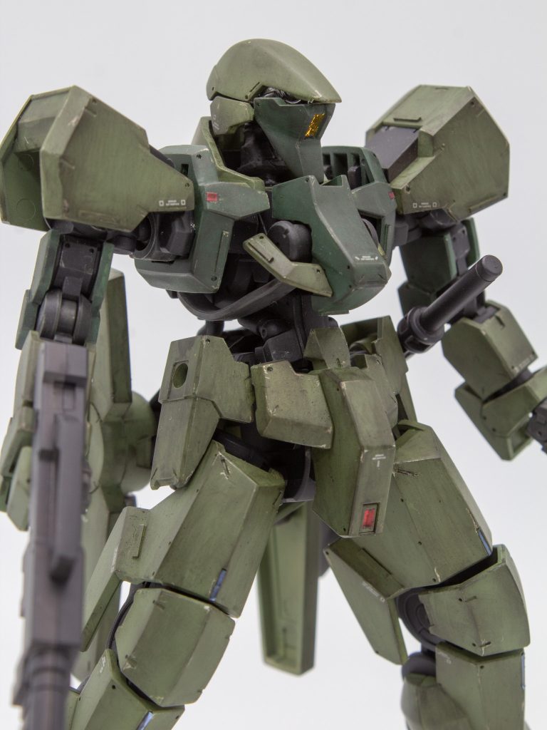 銀下地の上にメインカラーを塗装して、少し剥がす事で塗装はげ表現を行っています。その後シタデルカラーのナルンオイルにて全身にウォッシング、ウェザリングマスターを軽くつけてつや消しでコートしました。