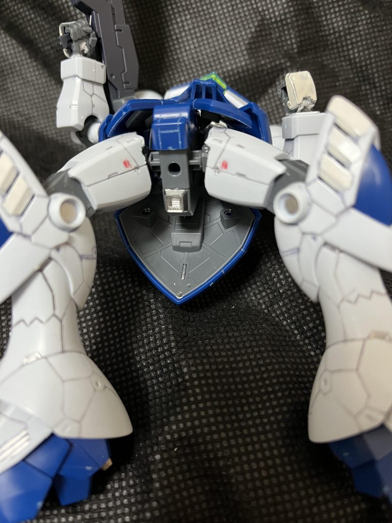 機体の各所にスラスターを増設しています。