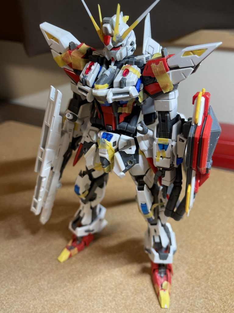 やったー！ユニバースブースターだー！作り始めて半年くらいが経った頃、ようやくユニバースブースターを手に入れることが出来ました。エフェクトは付いてなかったので当時つけることは叶いませんでしたが、それでも初めて着いた時は感動の嵐でしたよ。あー、やっぱスタービルドストライクってカッコいいなあ...みたいな感じで。ユニバースブースター側は形がとても好みだったんで胸部を原作に少し寄せて、それ以外はあんまり弄りませんでしたね。