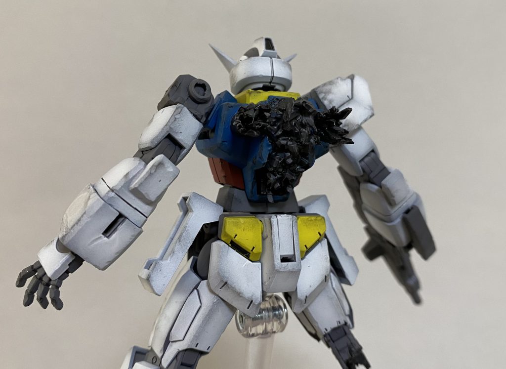 バックパックはスラスターのパーツを細かくきざんで、瞬着で1個ずつ接着ししました