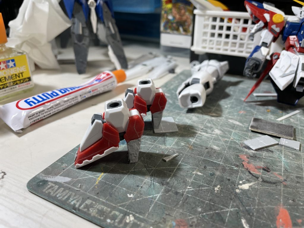 ハイヒール化は初めてだったので、厚めのプラ板でカカト延長したのみです。結果的につま先立ちに見えてしまったので甲も延長してバランス取るべきでした。