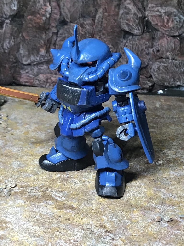 元のザクとの違いである胸と、脇腹のダクトをスカートの位置に変更して、カラーリングも一般機カラーに塗り直しました。