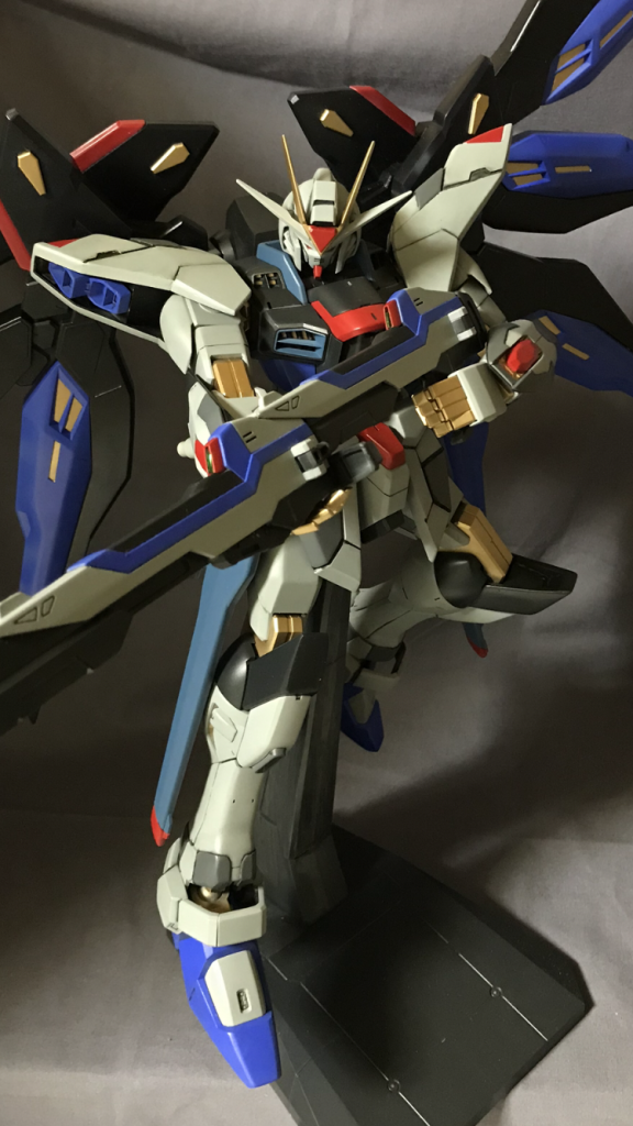 中に電球が内蔵されてて、ゴールドフレーム関節が光る!というのが売りのライトニングエディションなのですが、どうもそのゴールドフレームの質感が気に入らないのと、電池が入る頭の変なところに合わせ目ができちゃうので、それを消したかったという事もあり、その昔ほぼ素組みしてたのをバラして塗りなおしました。