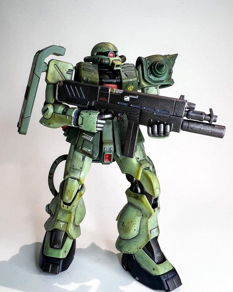 スジボリ、プラ板などでディテールアップ。モノアイをHアイズ、スパイクを置き換え等。