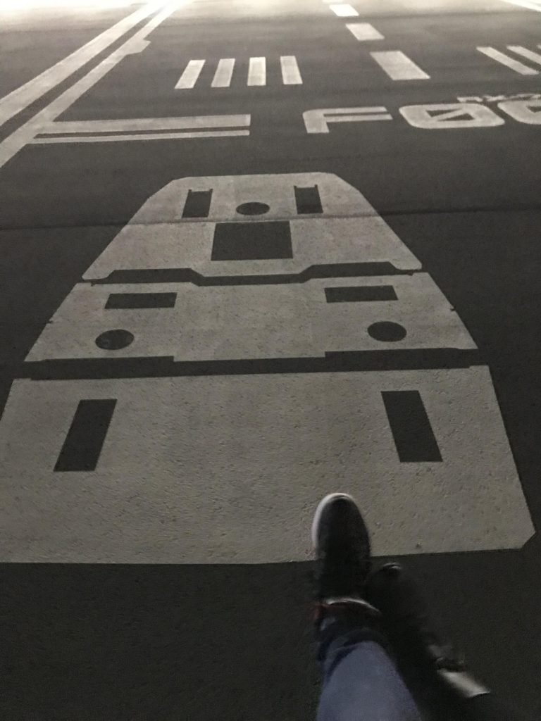 そして、また広場へ出るとガンダムの実物代サイズの足が描かれていました👍🏻 こういった細かいエンターテイメントは非常に嬉しかったです☺️✨