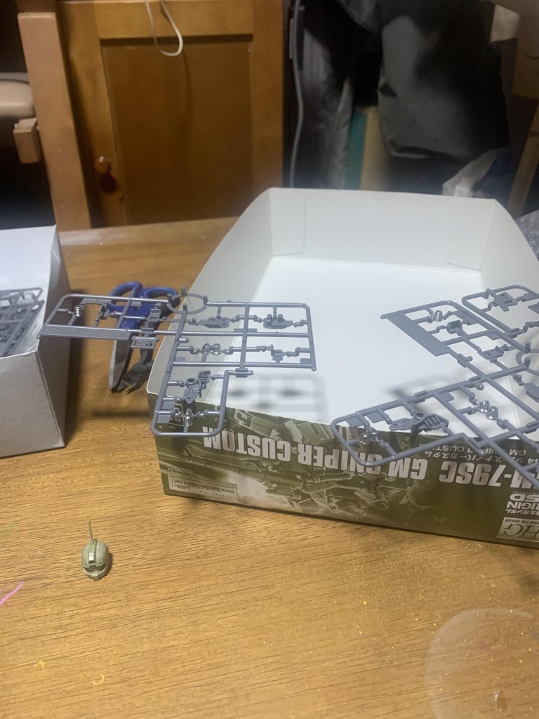 頭の合わせ目を瞬間接着剤で消し、バーニアをガンダムマーカーのメッキシルバーで塗装した所。