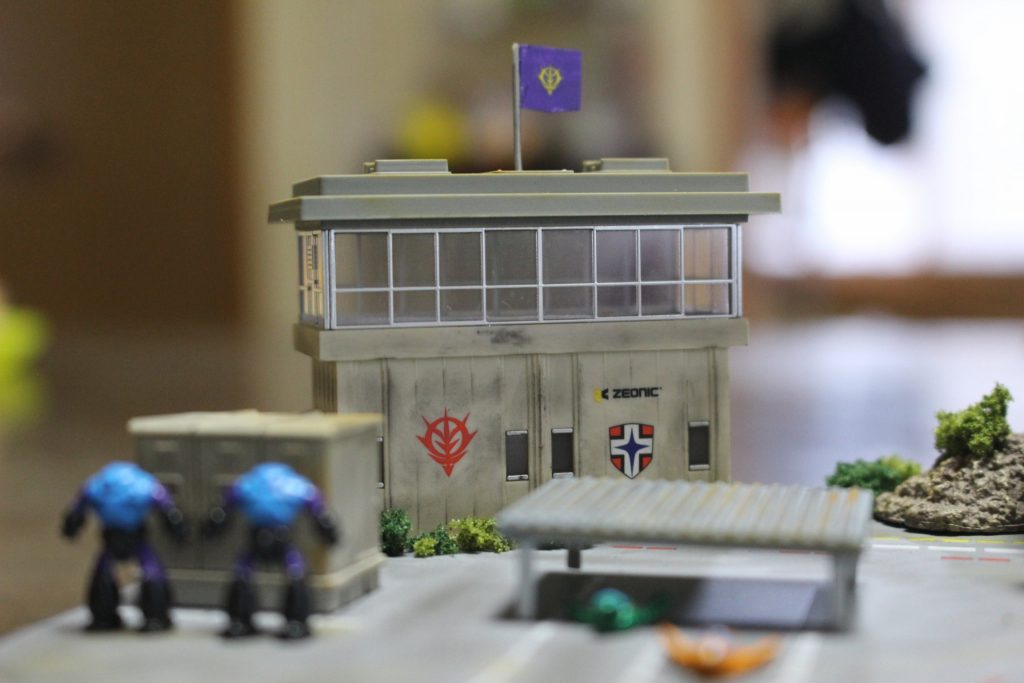 管制塔には地味にジオンフラッグを追加