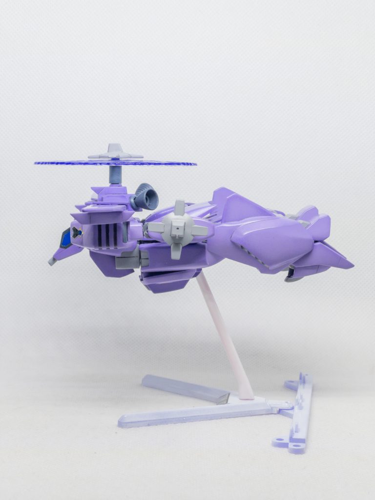 ヘリコプター形態サイドビュー。MS形態のプロポーションを極力崩さずに差し替えではありますが、ある程度の薄さも実現できたと思います。胴と腰の接続はネオジム磁石です。