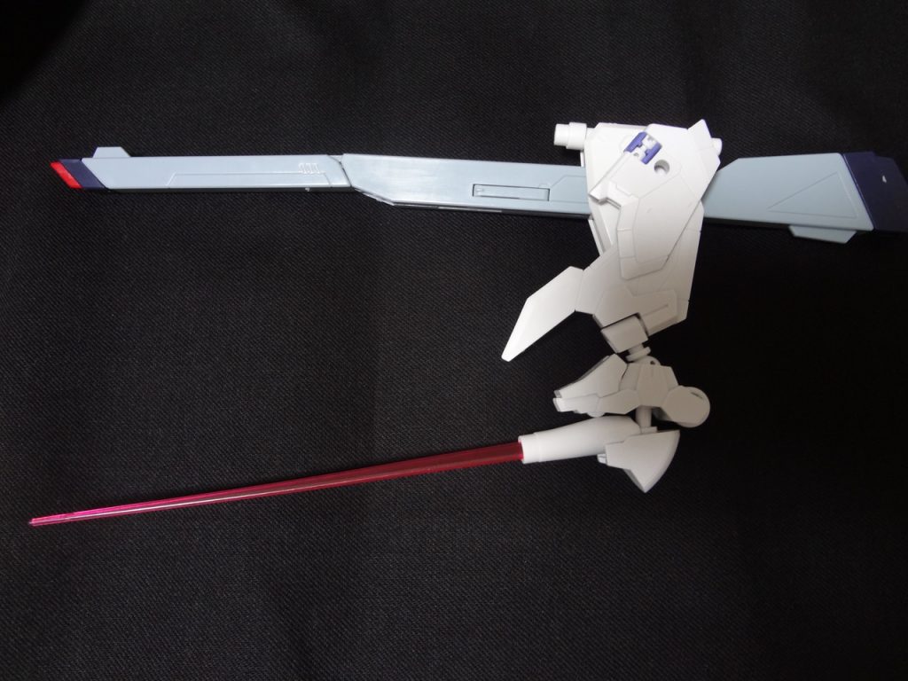 ●腰部ビームソードアーム元々ローエングリン子がフリーダム+戦艦ということで、火力重視にしたのですが近接戦に弱そうなので設置しました。イメージとしては、デンドロビウムのアーム+ジoの隠し腕。ローエングリン子をフリーダムとミキシングする際に、人型パーツが結構余ったのでそれを放出口に見立て使ってます。展開部は30mmのファイターを使用しており、結構ぐりぐり動かせるのでお気に入りの自作パーツ。