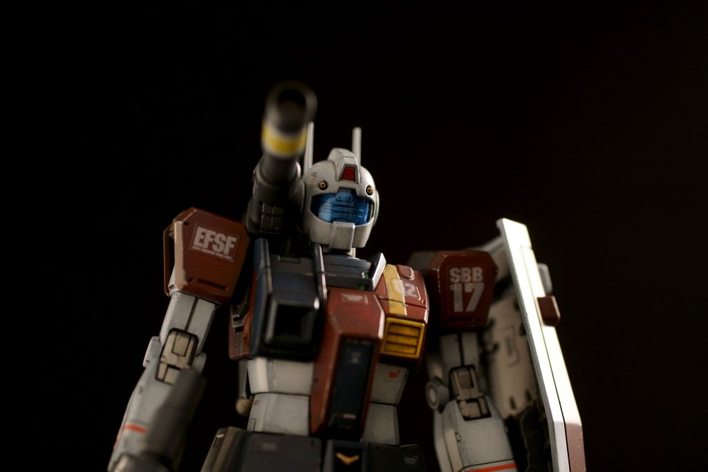 このキットの可動は素晴らしいのですが、首の可動が凄いと思いました。大抵は軸位置を変えたり、高さを変えてうつむき気味にしたりしますが、元々その可動もできるので、展示の表情も自由にかわります。オリジン系のジム、面白いですね。大変出来も良く気に入りました。