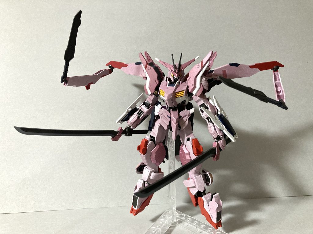 背中のホルスターを副腕として展開、四刀流に。といっても、腕としてあまり強そうじゃないですよね。