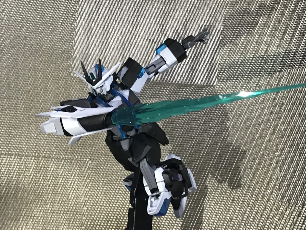 ガントレットセイバーは中身をくり抜きポリキャップとボールジョイント接続にしています