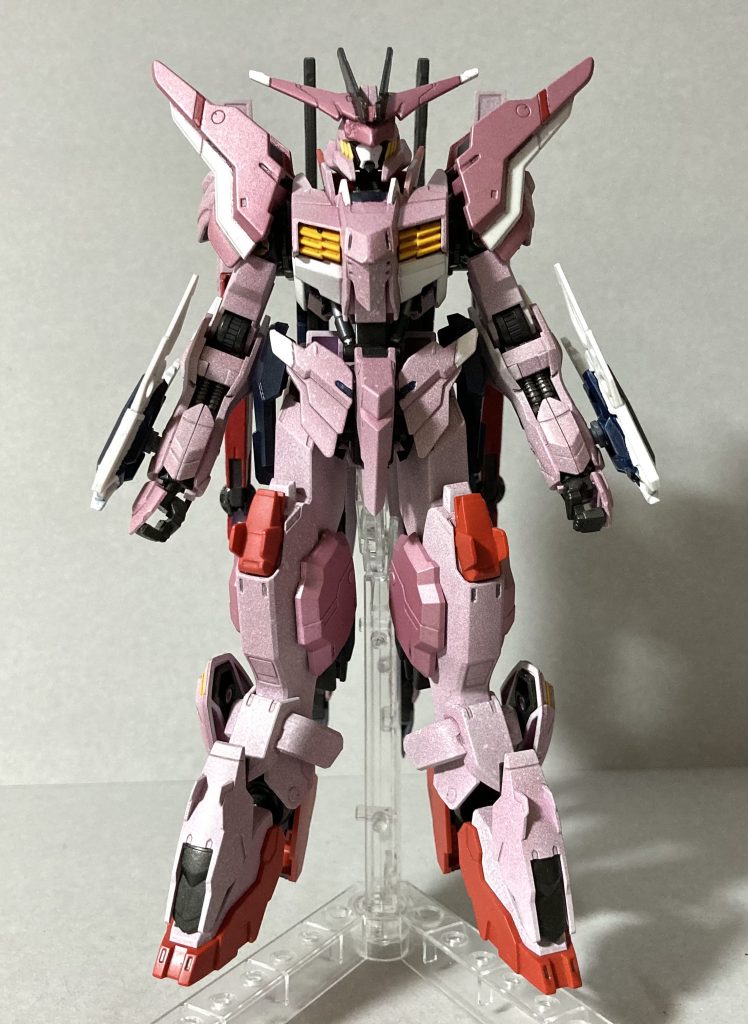 フロント。背中の羽、腰のショートソードホルスターがなくなり、スラっとしたシルエットになっています。マルコシアスの頭部があまりにも小さく感じたため、端白星の頭部を使い、アンテナはマルコシアスのものとしています。