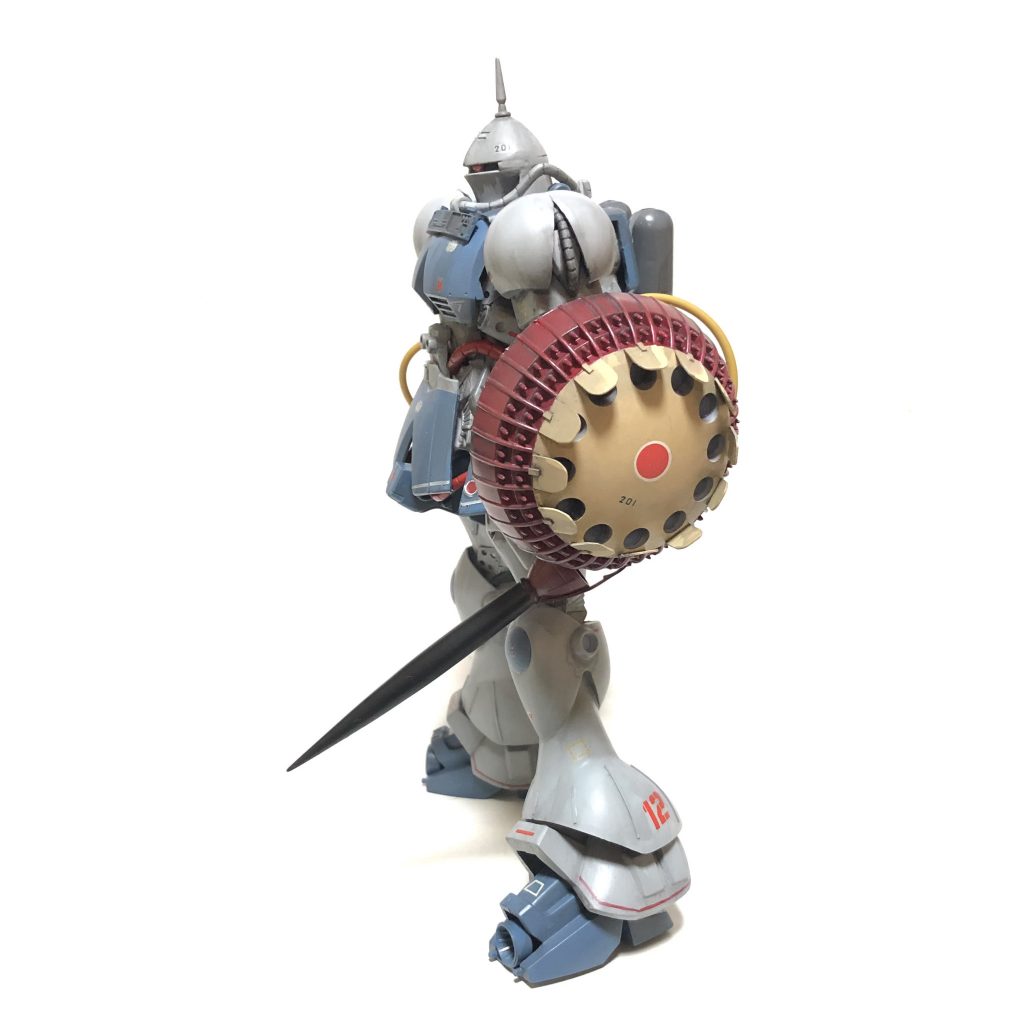 よこギャン装備試作型ビームライフル、大型ビームサーベル、ハイドポンプ、ニードルミサイル等を装備。ビームライフル等のビーム装備は肘の内側からのケーブルにより直接本体からエネルギー出力をバイパスする。