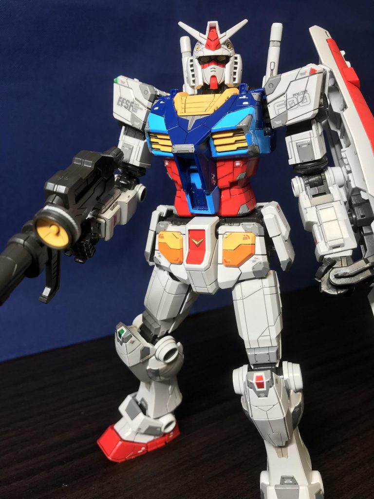 バストアップで。組む前はクセがあるデザインに首を傾げましたが、組み上がると納得のデザイン。実写映画は、こんなデザインのガンダムがでるのでしょうか？(-᷅_-᷄๑)