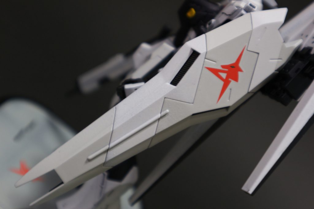 わかりづらいですがホワイトは微妙に違う2色を使い、情報量を