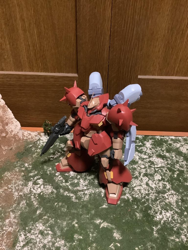 制作風景です。初めはこの姿でした^o^ジオン機のようなシルエットで作る予定でいました。