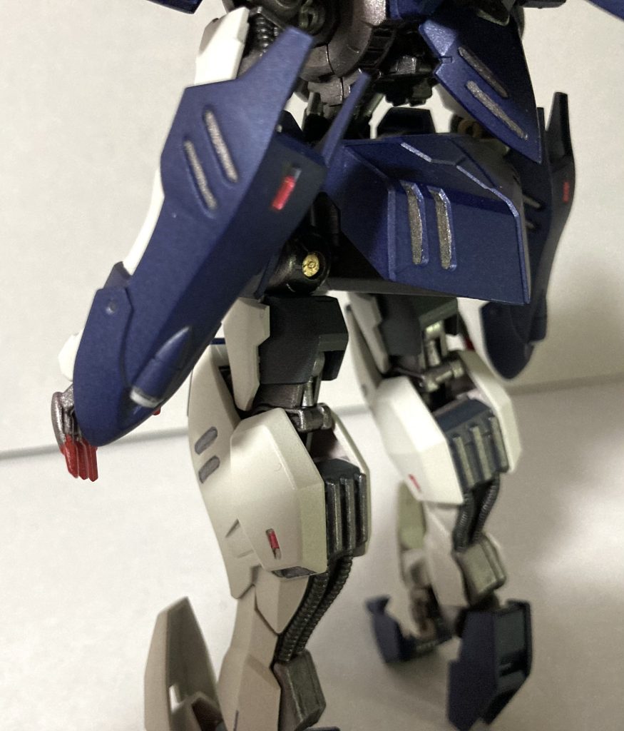 腕部装甲、脹脛装甲などにレッドチップ?マゼンタを入れています。