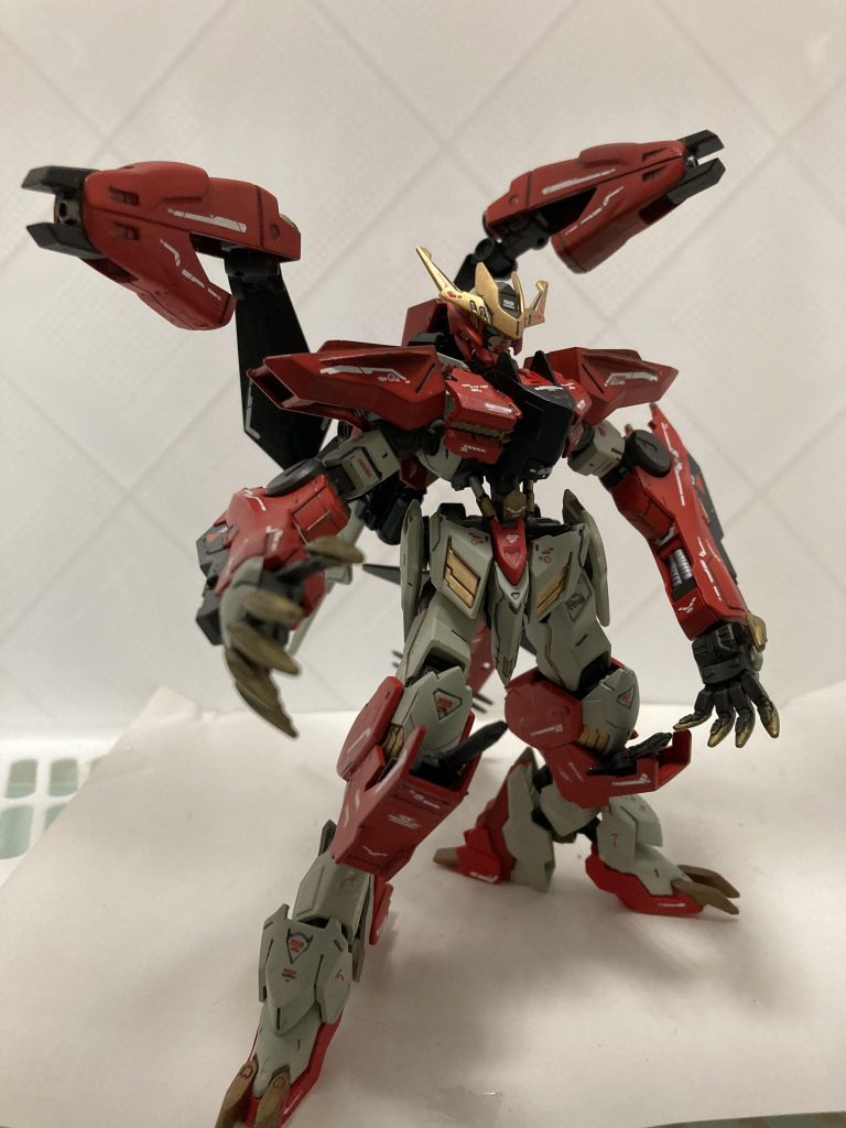 ショルダーアーマーは可動式で火炎放射器内臓設定。