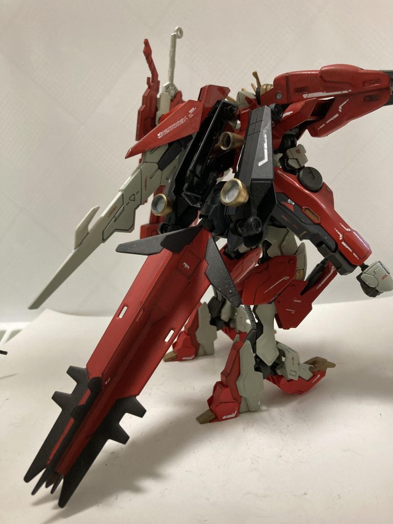 大型メイスは尻尾のように取り付け。