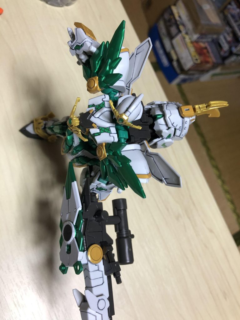 SDの頭は背中にマウントされるのですが、上から見るとちょっとおマヌケな感じです。それでもちゃんとバランスを取れるのはさすがとしか言いようがありません…