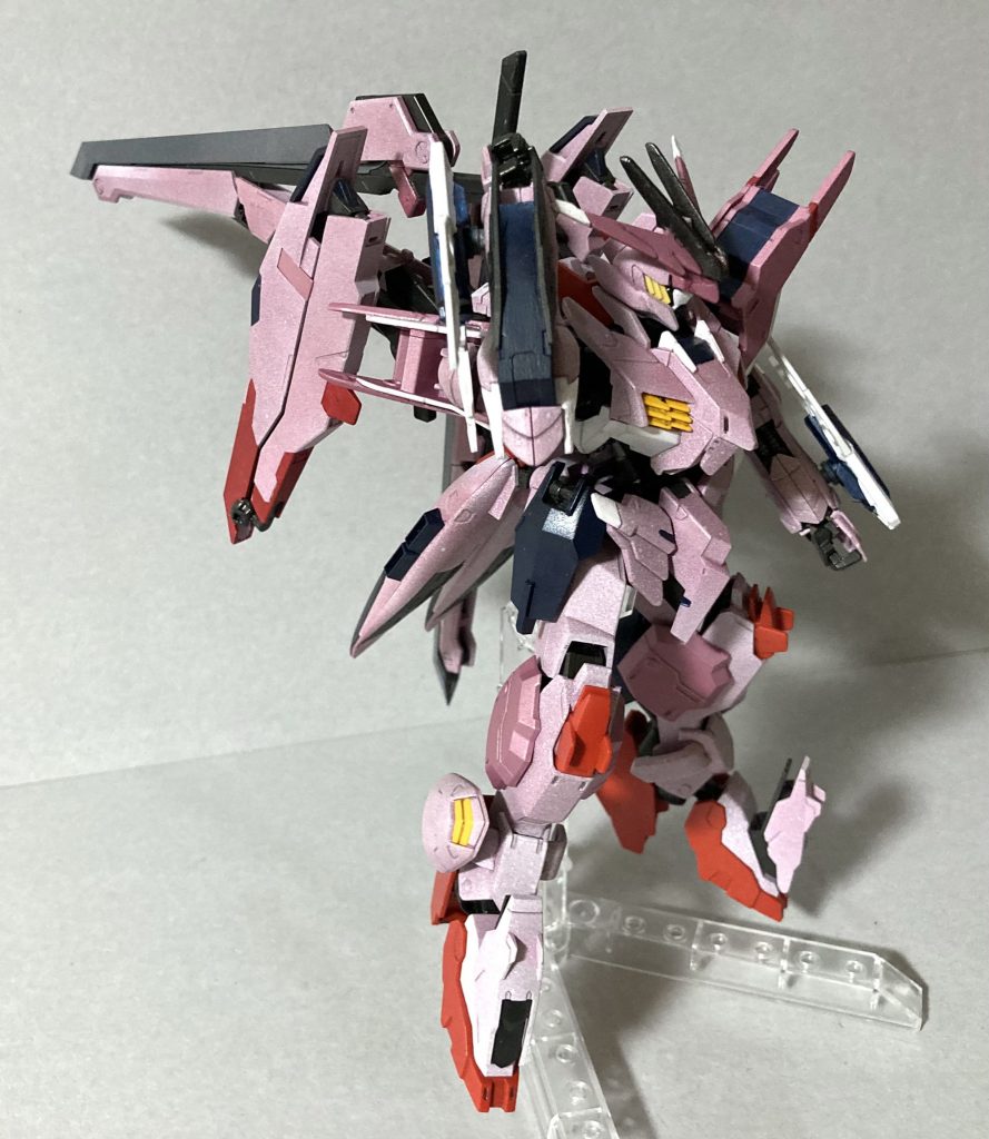 バスタードソードを展開してロングソードを抜刀。可動部を使うとそれっぽいシーンが再現できます。