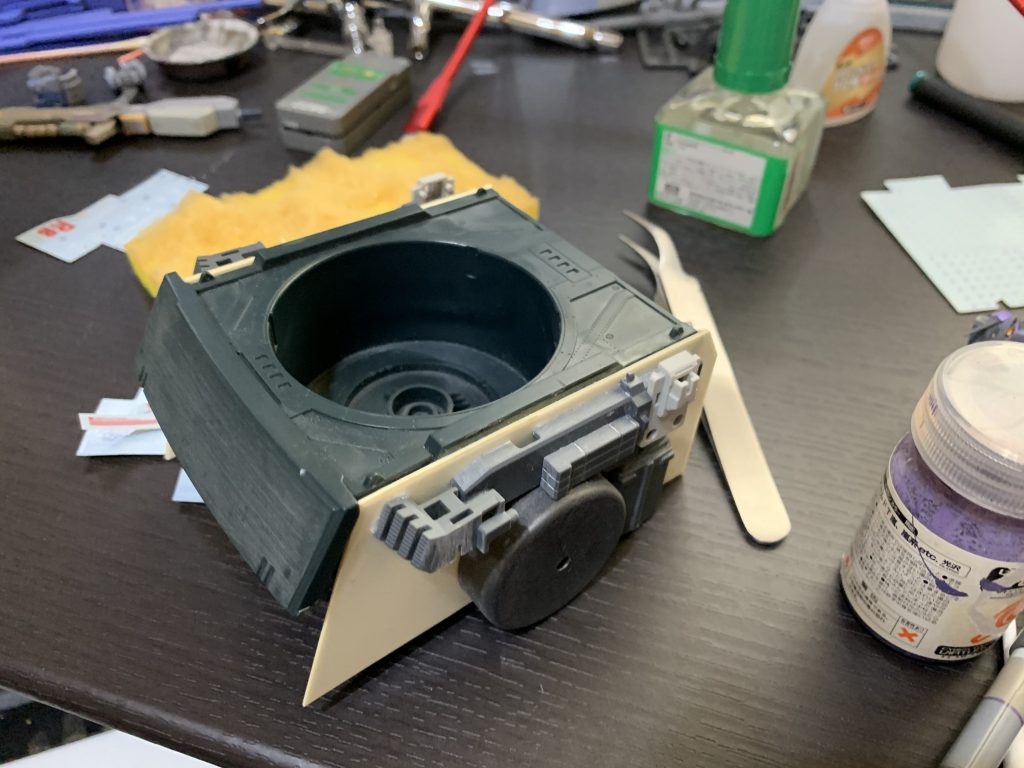 本体のハードグラフのザクヘッドをベースに改修せています。