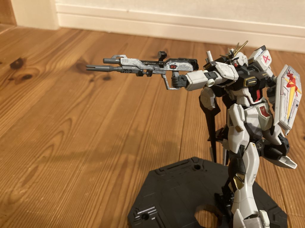 ご覧の通り、インパルスガンダムを改造したものです。色を塗り替えただけに見えるでしょう?しかし実はちょくちょくいじってあります。