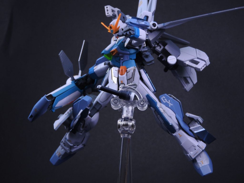 同じく追加武装、『MOグレネーダー』。バックパック下部に2基マウント可能な手投げ式榴弾で同じくビーム兵器に耐性を持つ相手を意識した追加兵装です。弾種はナノラミネート装甲対策の対装甲ナパームなど。同じく旧HG1/100XDVに付属したXグレネーダーをイメージソースとしてます。