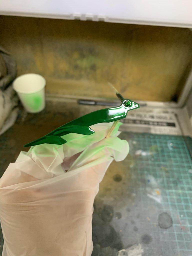 全体写真だと色相殺塗装をした部分にクリア感が感じられませんが、実際にはこの写真程度(実際に見るとさらに)クリア感を残した感じに仕上がっています。