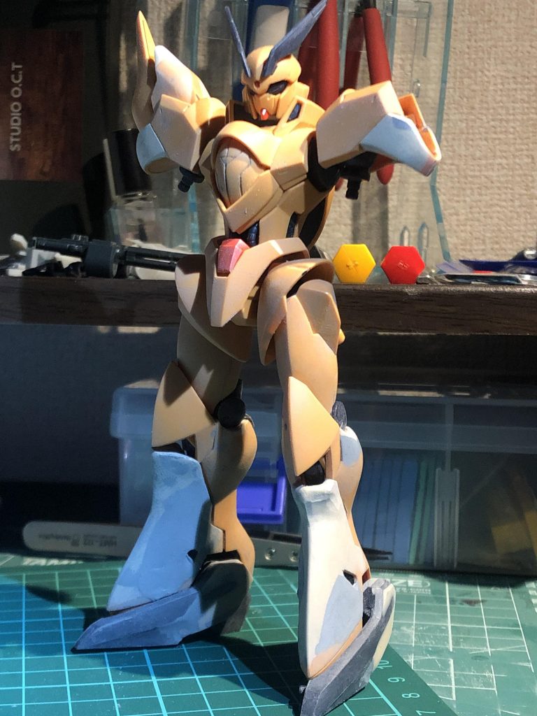 筋彫り追加と肩アーマー改修、脛加工中。脛は膝の頭から爪先辺りまでの一体成形。なのでまず中央を抜いてパテから作り直すことにして、途中で膝アーマーと脛を切り離して別パーツ化。脛のラインは拘りポイントなだけに一番最後まで調整を繰り返し、膝と膝下パーツとの擦り合わせを実行。