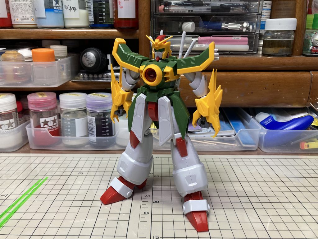 素組みの状態全体的に物足りなさが目立つ時代相応の出来だが、肘がほぼ稼働しなかったりと残念な箇所が多いそしてフェイロンフラッグではなく、謎のビームサーベルが付属という曲者