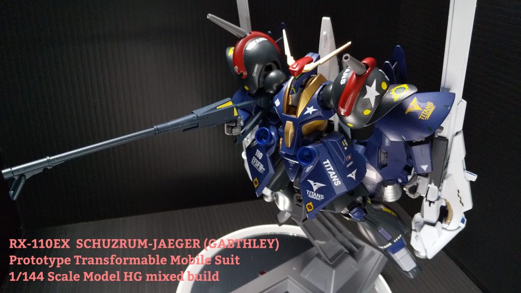 塗装が終わりデカールをペタペタ。これでもかってほどにティターンズしました(笑)。半ツヤのトップコートで本体は完成です。その後の撮影で背景が白色だと浮いてしまったので、急遽黒色のプラダンで背景を作成し撮影し直しました。画像に文字を追加して完成となりました\(^o^)/