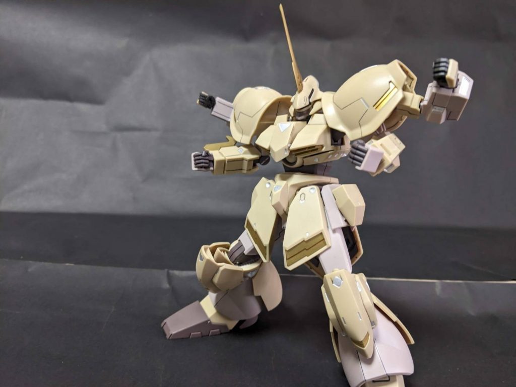 膝はグシオンリベイクの膝を加工し、接着。今回の仕上げとして各部イエローをゴールドで、くぼみやワンポイントになる部分をシャインシルバーで塗装し、本体はスミ入れをしました。モノアイはメタリックレッド。アーマー裏はグレー。すべてガンダムマーカー（一部ガンマカエアブラシ）です。合わせ目は消したりモールド化をしたりしています。一部モールドはコンパスで彫り直してます。 