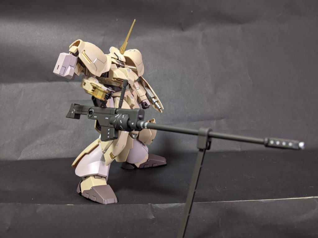 対物ライフル。バックパックにマウント。展開して持たせます。