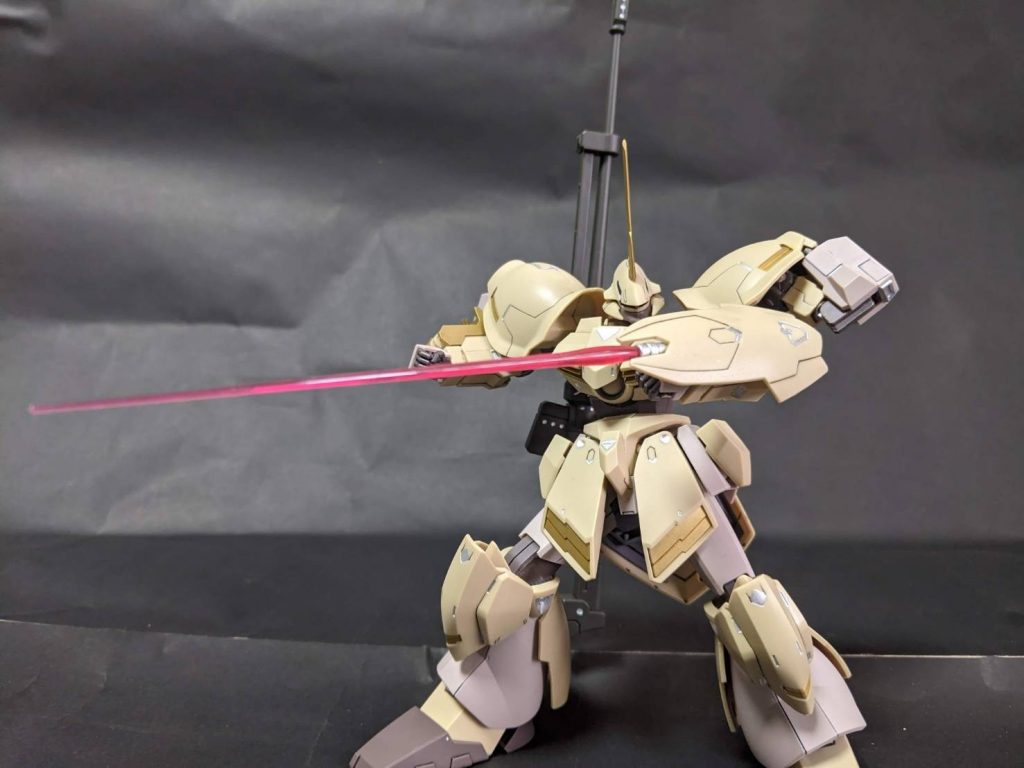 シールドの砲は設定だと滑腔砲ですが、ビームマシンガン兼ビームサーベルということにしてます。