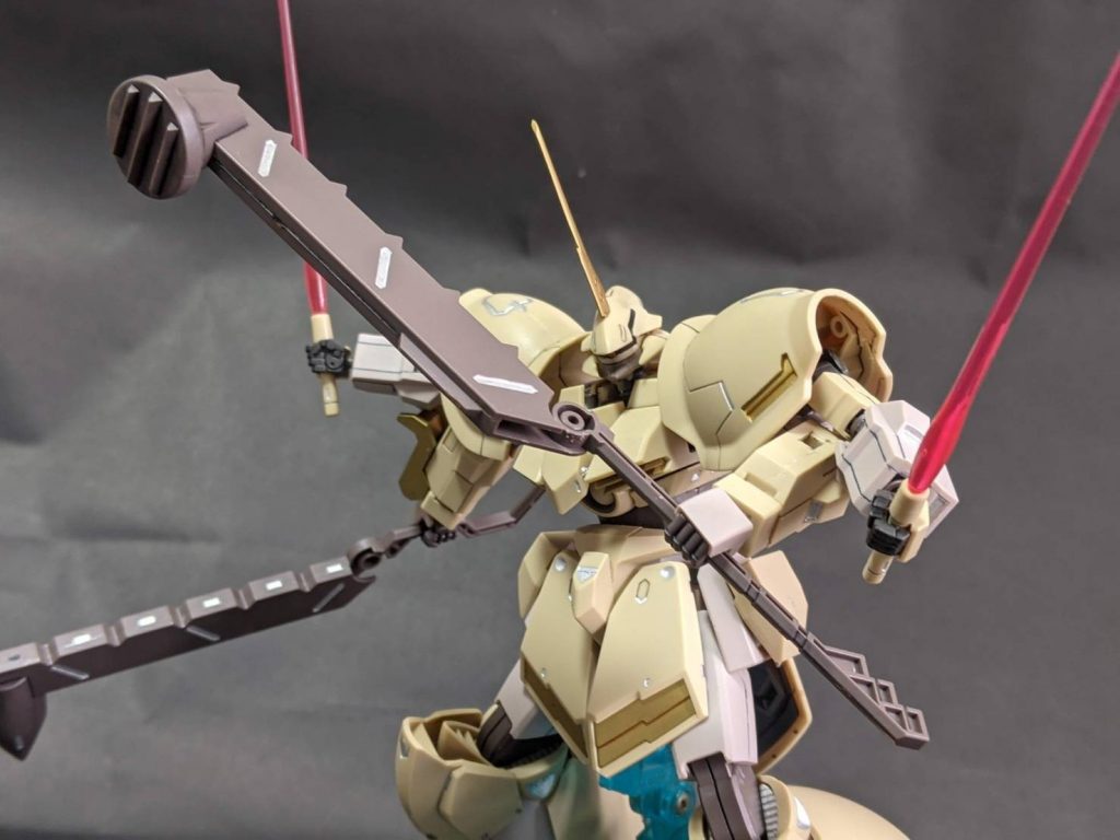 ハンマープライヤーは分離ギミックを追加。小型の鈍器として使える設定です。ビームサーベルはサイドアーマーか膝内部、もしくはサブアームで出せる肩内部に収納している想定です。