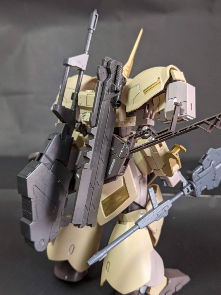 アスタロトのデモリッションナイフ、バルバトスのレンチメイス、ガンプラカスタマイズキャンペーン2016のバスターフェダーインライフル（それぞれ無塗装）を装備して。