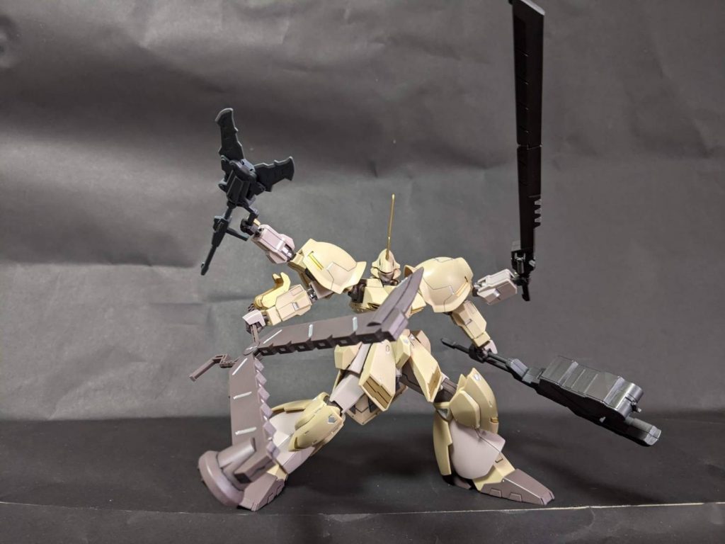 無理がありますがこんな感じで鈍器を持たせてみました。