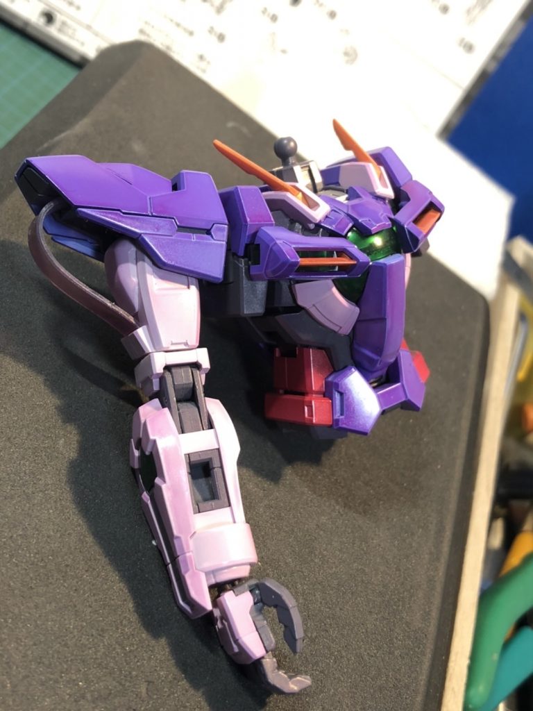 あえてクリアレッドを厚吹きして一部色ムラっぽくしてみました。トランザムの発光表現の試行錯誤です。