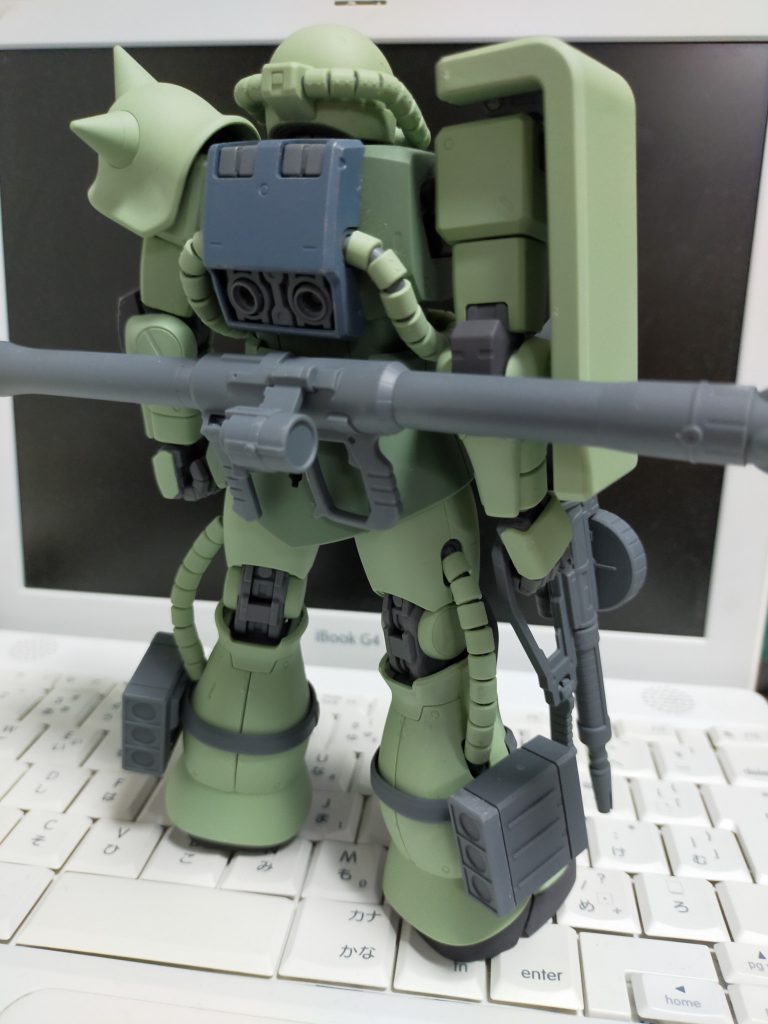 なるべくゲート跡を目立たないように切る。脚と腕は左右対称なので、右を切り離す時に左も一緒に切り離し、パチパチ組む。両腕両脚の後、胴体パチパチ。