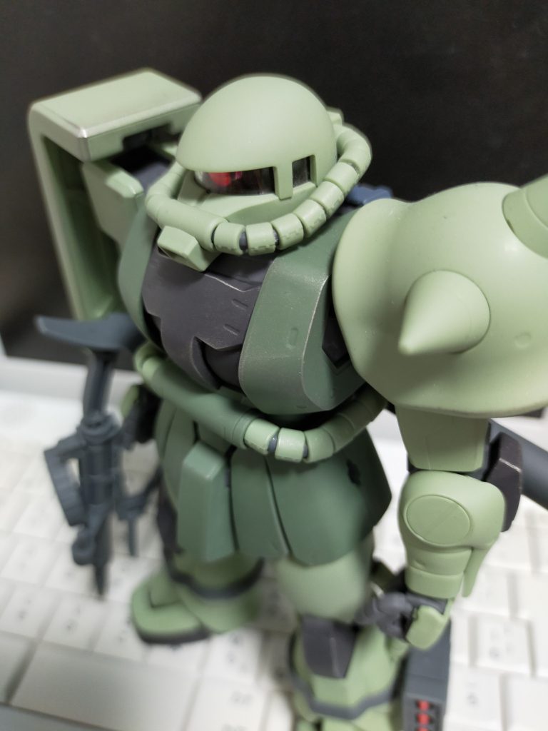 最後に頭とパイプと武器で終了。ザクは、パイプが一番厄介。もうヤダ。寂しい感じがしたので、モノアイと脚のミサイルだけ塗りました。シールなどは貼りません。毎日ちょっとずつでも、4〜5日で出来ました。同時進行で、サンダーボルトという戦闘機をシルバーで作っていたので、筆に余った塗料で中途半端にドライブラシ入ってます。遠目で見たらわかりゃしませんよ(・∀・)